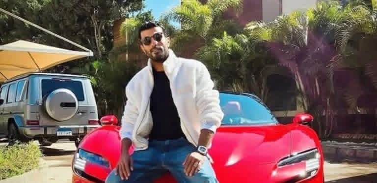 على خطى محمد رمضان.. مخرج شهير يستعرض أسطول سياراته الفارهة