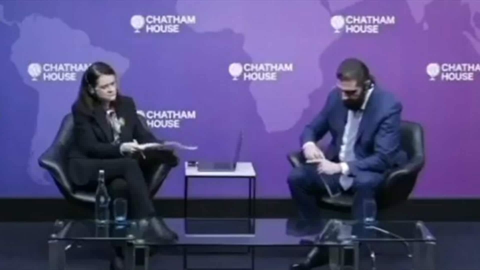 فيديو يجتاح الإنترنت… قنينة مياه تسرق الأضواء في لقاء للرئيس السوري في لندن