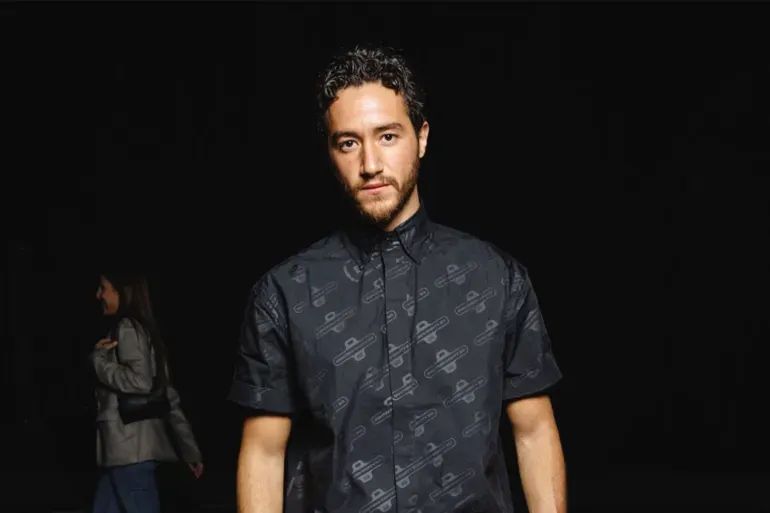 أحمد مالك بديلاً لأحمد عز في سلسلة "ولاد رزق".. هل المقارنة لصالح العمل؟