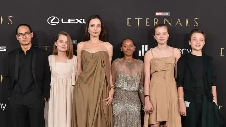 إبنة أنجلينا جولي نسخة عن والدتها .. تدخل الفن بدون الحاجة لشهرة أمها وأبيها براد بيت