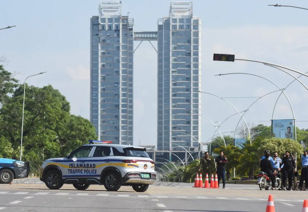 استنفار غير مسبوق في باكستان… ماذا يحدث قبل المفاوضات؟