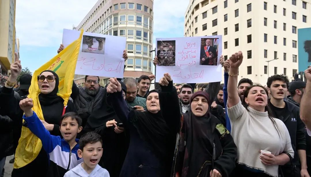 لماذا طُلب عدم التظاهر الآن؟ خلف القرار