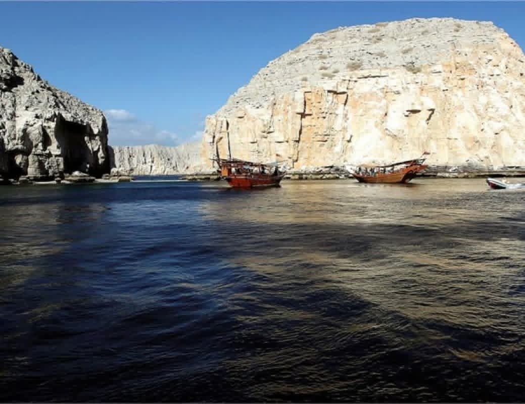 تحركت البوارج… ثم انسحبت: ماذا حصل فعليًا في هرمز؟