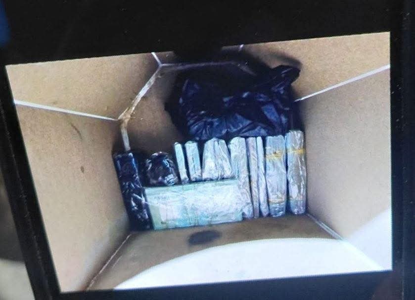 مبلغ ضخم مخبّأ داخل جهاز صوتي…