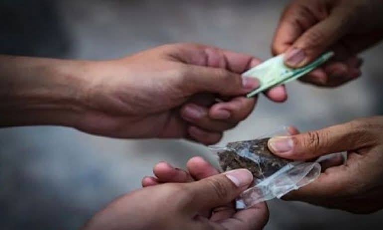 ويسرق أدوية ومستحضرات تجميل من داخل إحدى الصيدليات في بيروت!