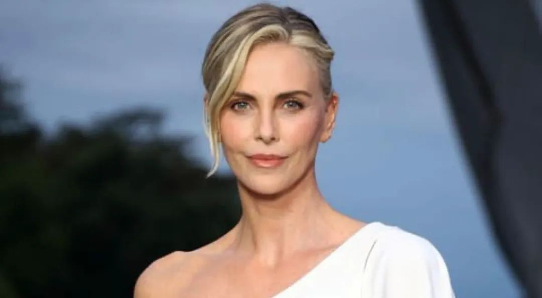 تشارليز ثيرون: "هكذا أنهت والدتي حياة والدي أمام عيني!"