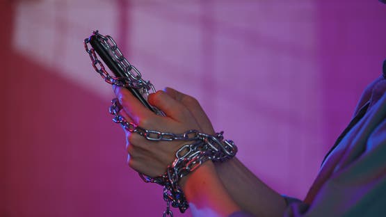 شباب أميركيون يروون تجربتهم للتخلص من الإدمان الرقمي