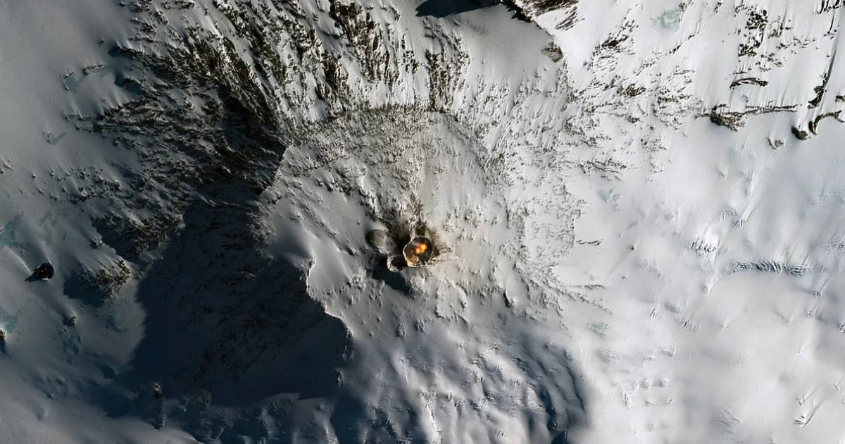 بركان يثور ذهباً.. إريبوس معجزة النار تحت الجليد