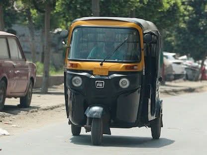 سوري في حالة سكر يقود “توك توك” وبحوزته مخدرات في زغرتا