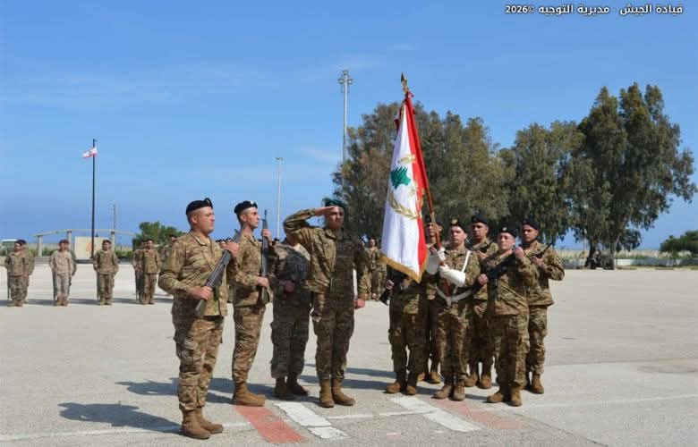 جنود متمرنين ومجندين ممدّدة خدماتهم إلى العلم، 