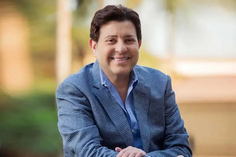 نقيب الموسيقيين مصطفى كامل يناشد "أصحاب الضمائر الميتة" : أرحموا هاني شاكر