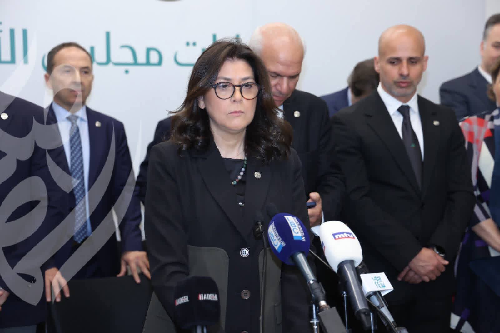 ديانا طبارة تحمل شعلة الوفاء.