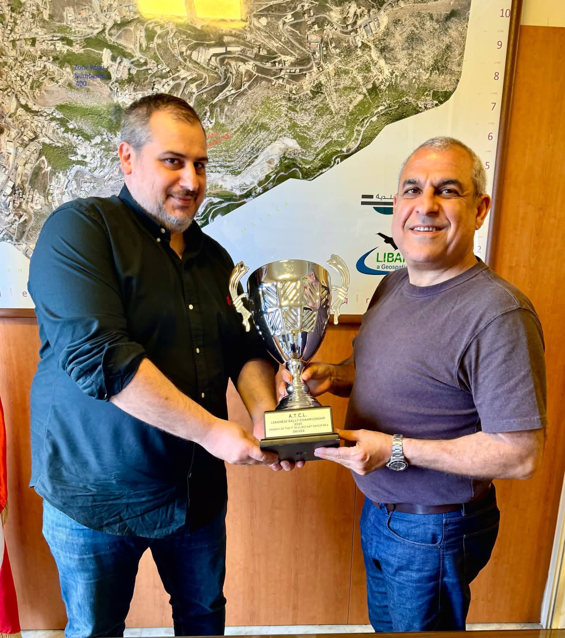 البطل اللبناني رودريغ الراعي سلم الكأس لبلدية حالات .