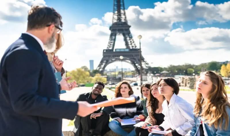 ماكرون يدعم طلاب لبنان في فرنسا