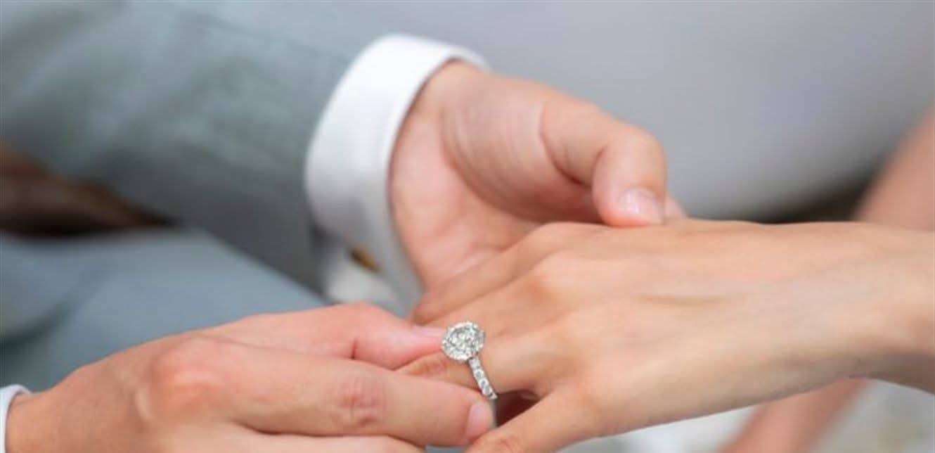 قدّم لها خاتما بمليون دولار.. خطوبة نجمة شهيرة من مغنٍ تُثير ضجة