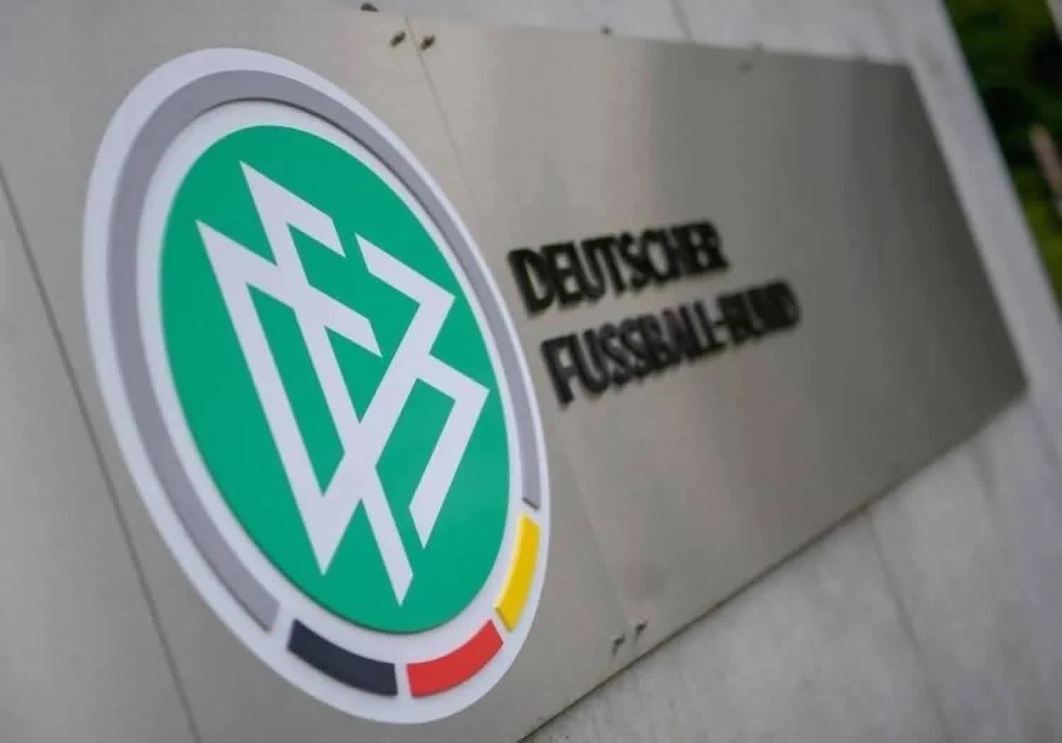 بسبب تغطية الفم… طرد لاعب كرة القدم من الملعب