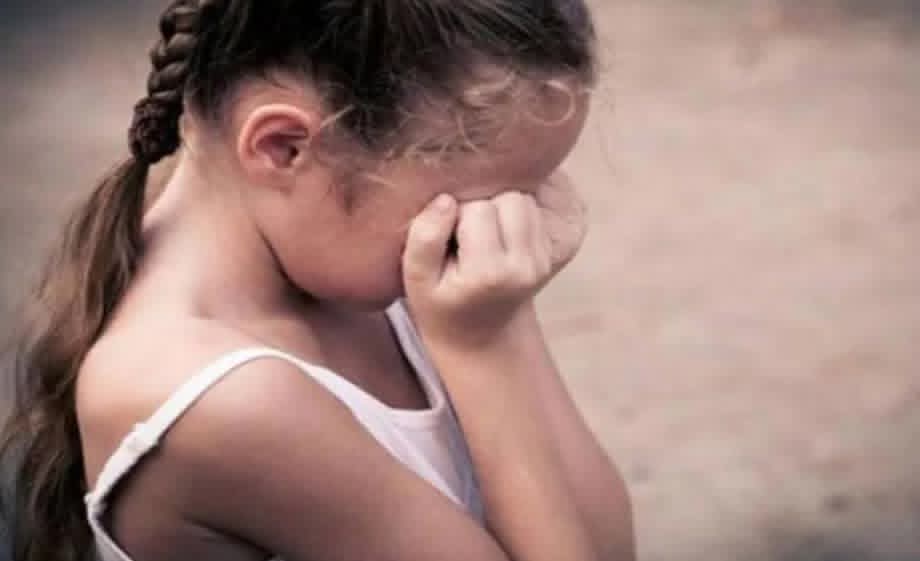جدة تُجبر حفيدتها على شرب الويسكي حتى الموت أمام والدتها... والمحكمة تُصدر حكمها