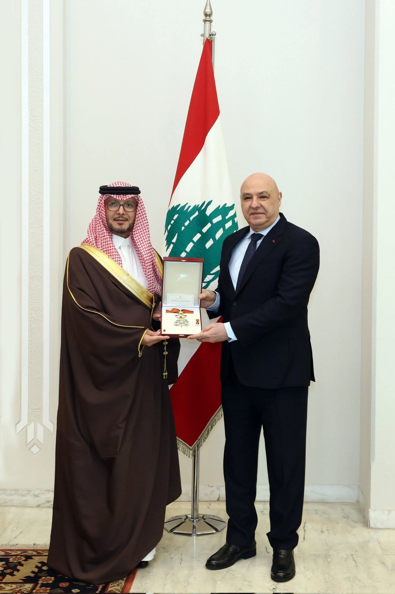 عون يقلّد السفير السعودي وسام الأرز الوطني في زيارة وداعية