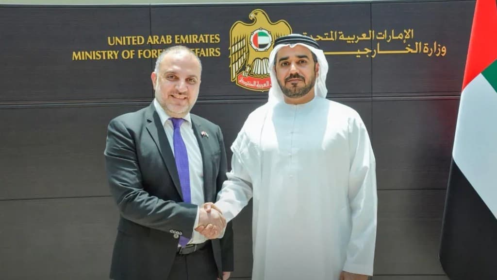 نائب مدير مكتب وزارة الخارجية في دبي تسلم من القنصل اللبناني الجديد أوراقه القنصلية مؤكدا متانة العلاقات الإماراتية - اللبنانية