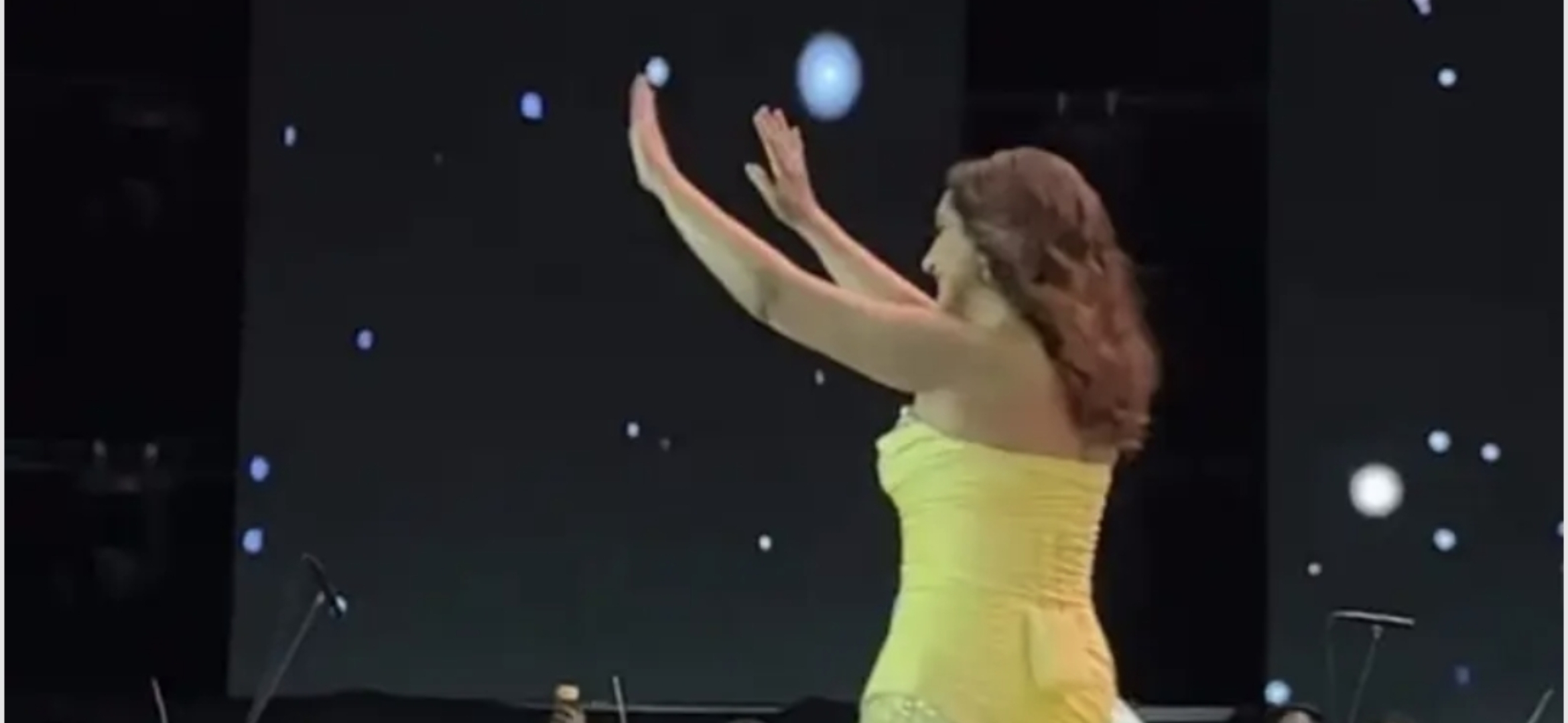 خوف وذعر في حفل فنانة عربية شهيرة.. سقوط ستاند إضاءة على المسرح فهل من إصابات