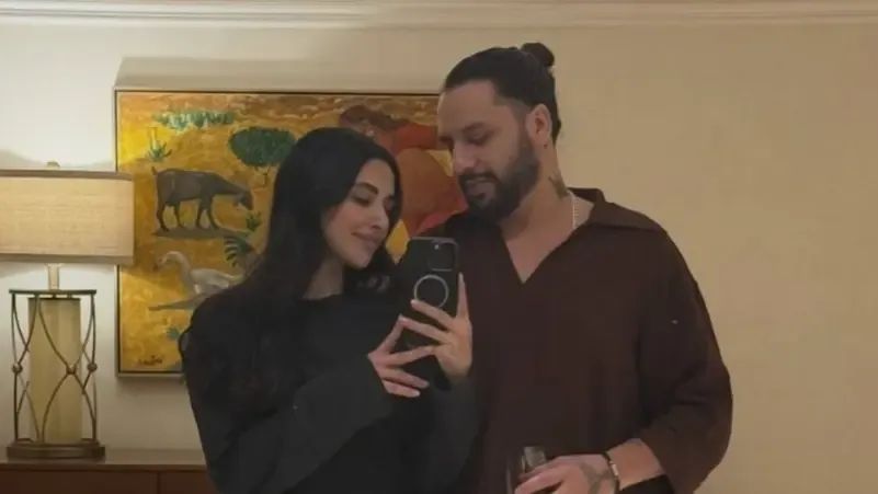 بعد نشرها صورة وهي تتبادل قبلة مع زوجها