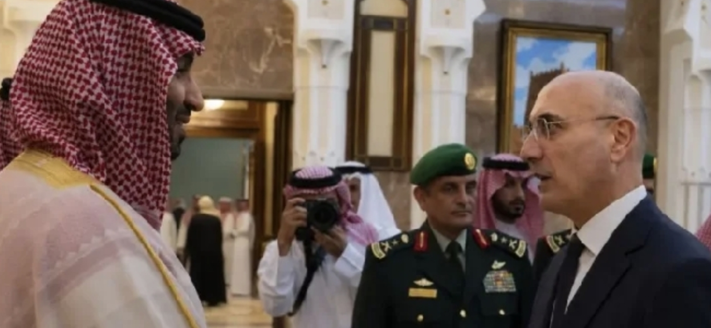 خلال لقاء مع بن سلمان.. الحجار يشيد بجهود السعودية