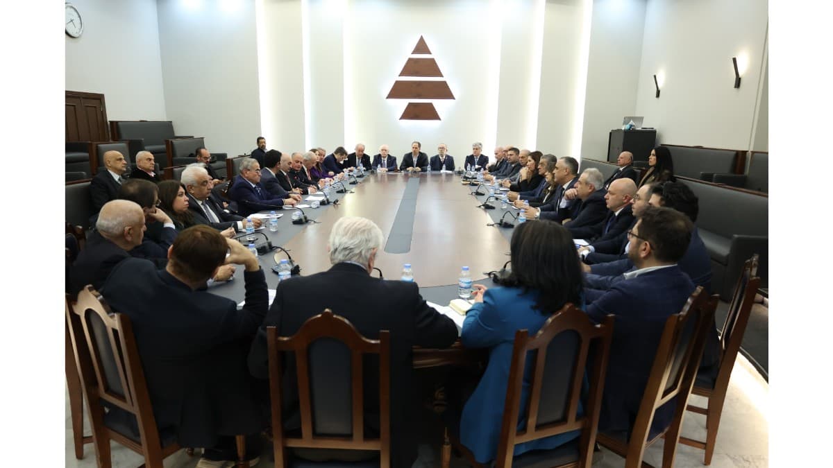 الكتائب: الدبلوماسية وضمانات أصدقاء لبنان حل وحيد للخروج من المأزق