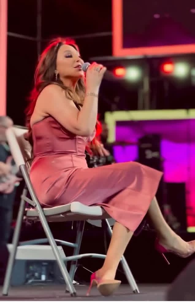اليسا تغني على الكرسي وتخطف الأنظار في القاهرة