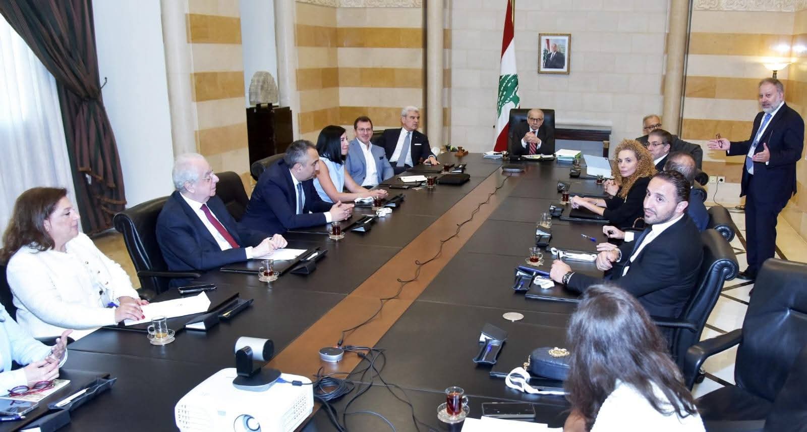 الشباك الواحد لمتابعة التراخيص"