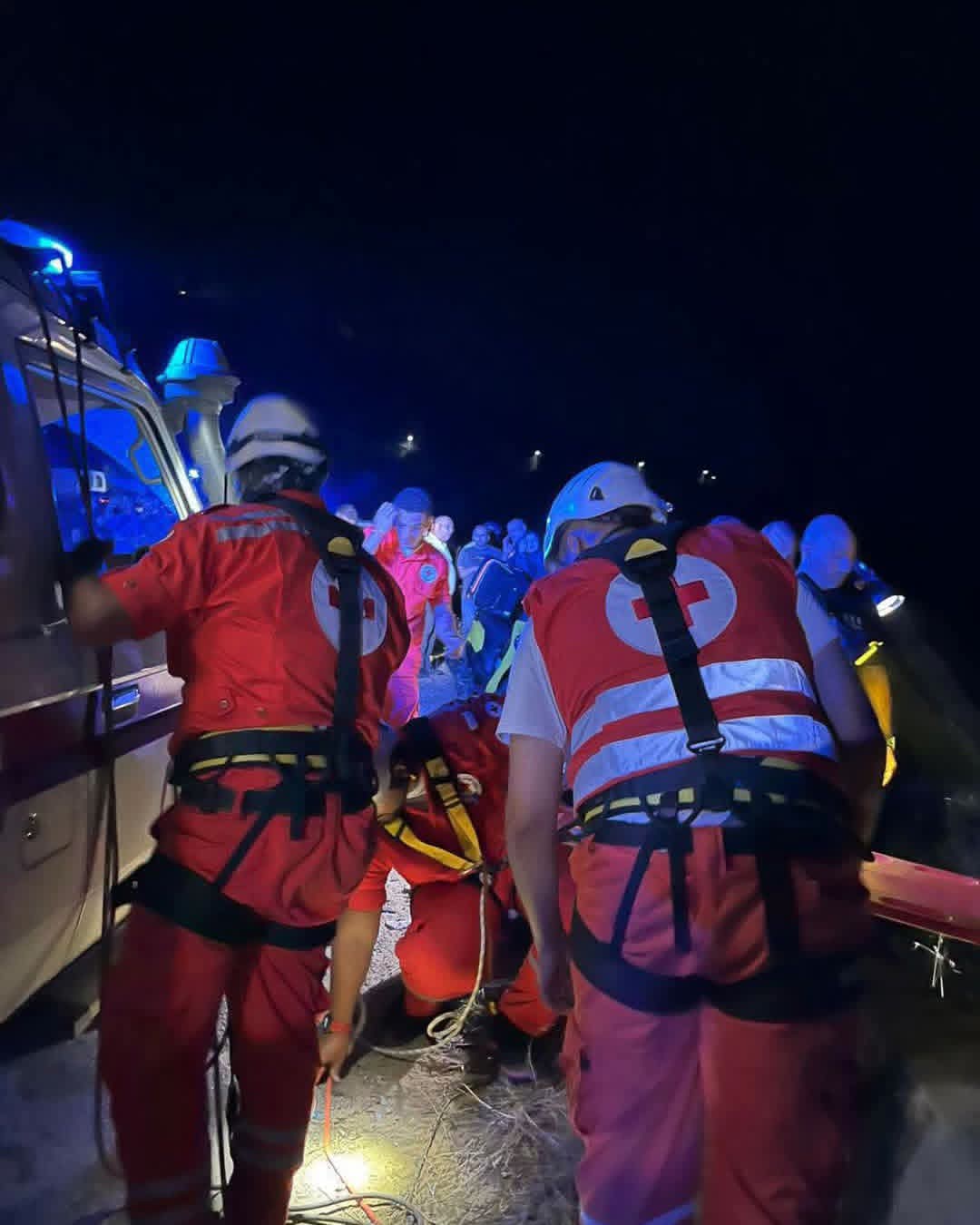 الصليب الأحمر ينقذ مواطناً سقط من علو مرتفع في منطقة البلمند