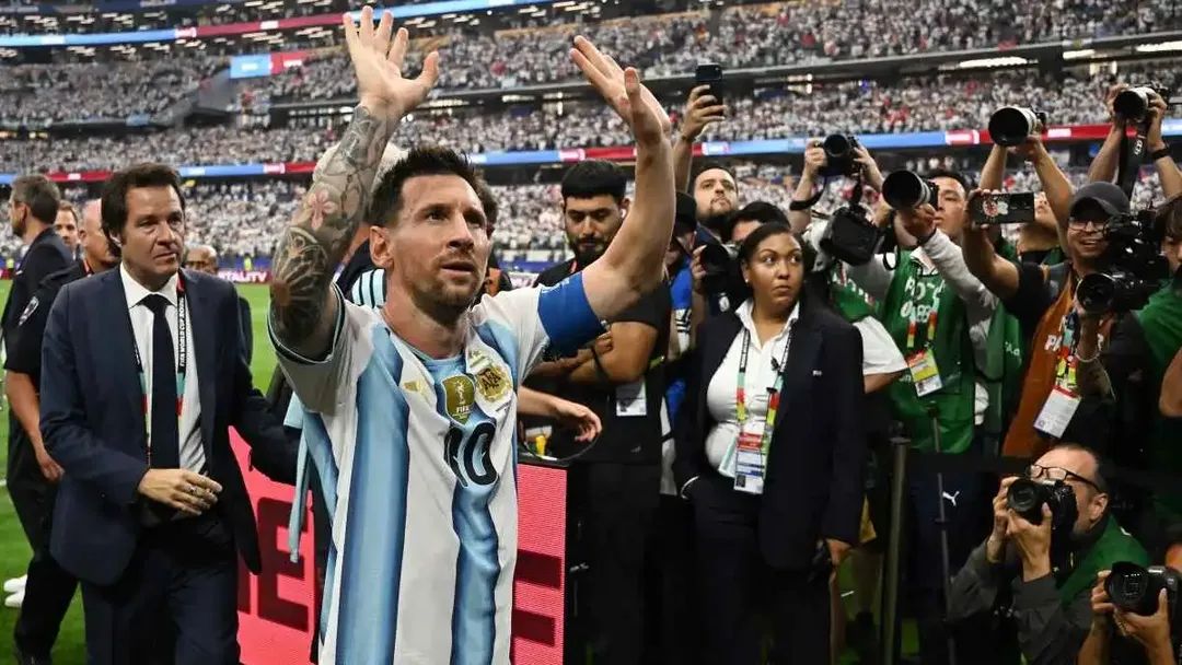 ميسي يحطم 4 أرقام تاريخية في مسيرته بحضور النجمة شاكيرا ودعم زوجته أنتونيلا