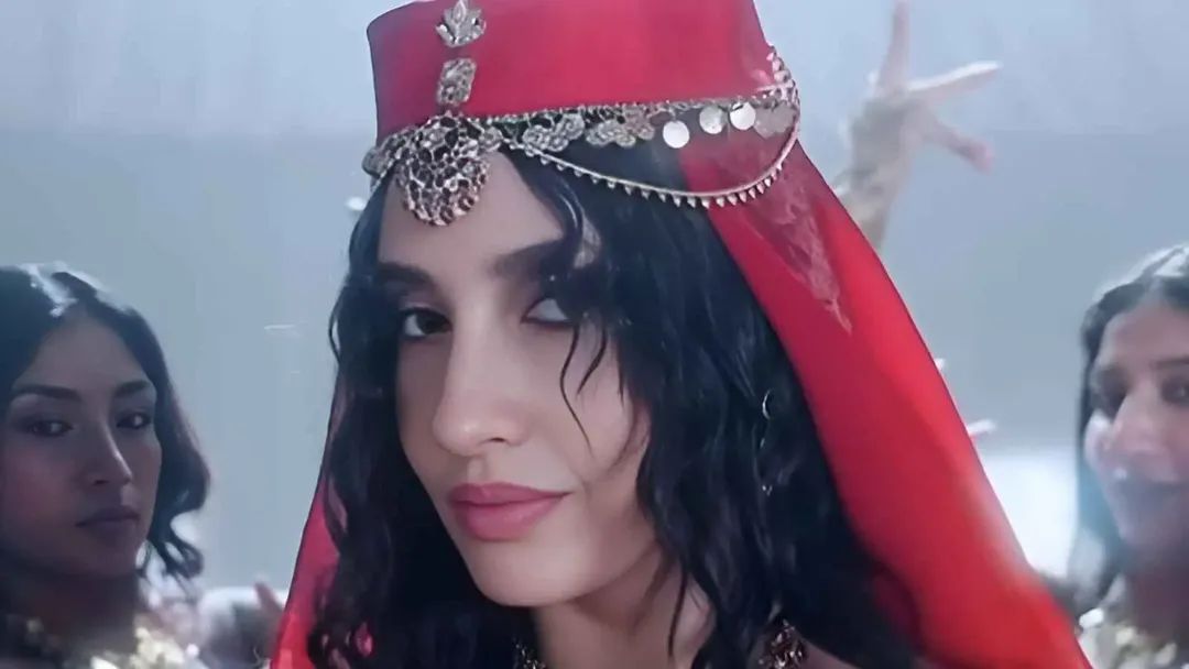 نورا فتحي تعود الى جذورها المغربية وتطلق نسخة حديثة من "سيدي منصور"