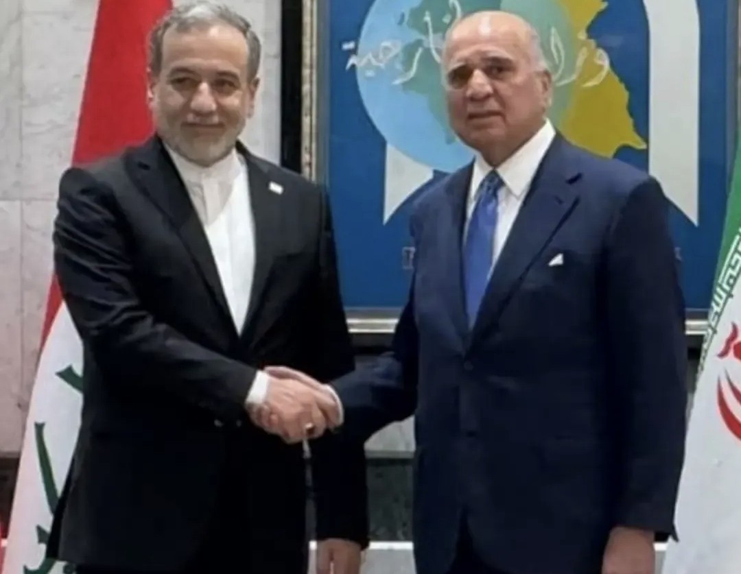  وزير الخارجية الإيراني عباس عراقجي مع نظيره العراقي فؤاد حسين