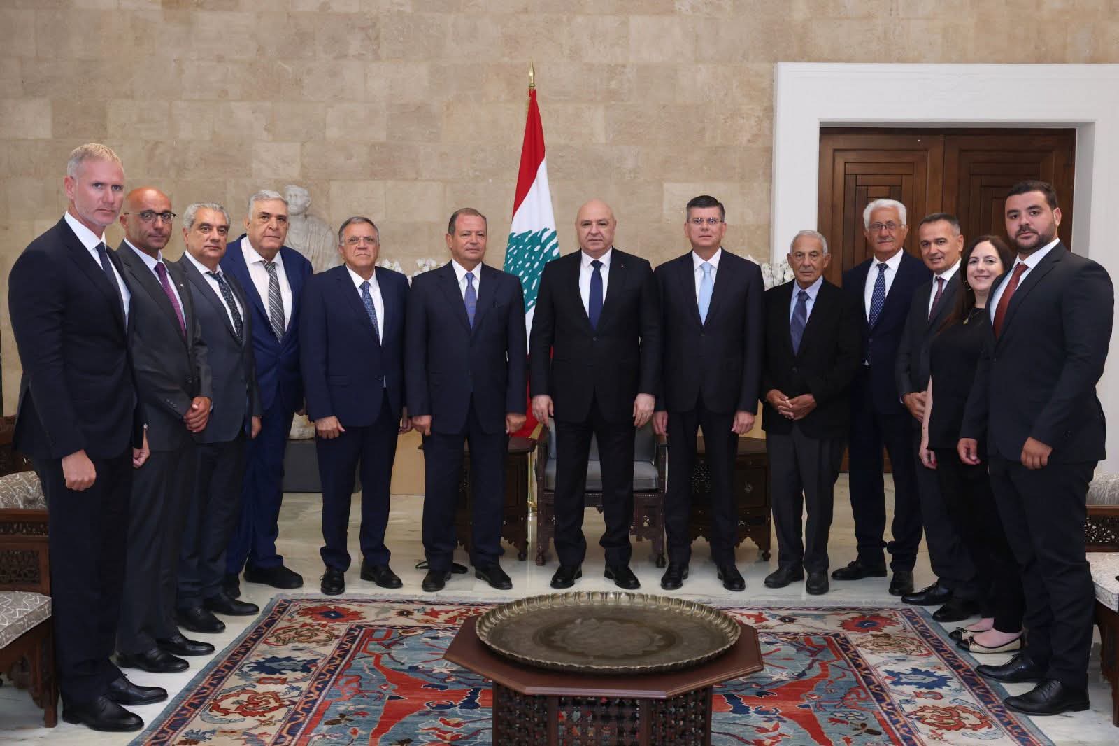 رئيس نقابة المؤسسات السياحية البحرية جان بيروتي مع وفد بعد لقاء الرئيس عون: