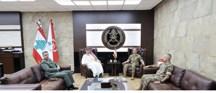 لقاء بين قائد الجيش والسفير السعودي