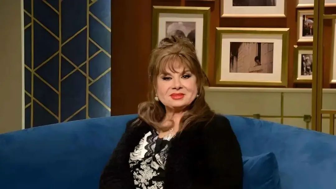مشاجرة وتبادل شتائم بين الفنانة فادية عبد الغني وسائق سيارة وسط الشارع