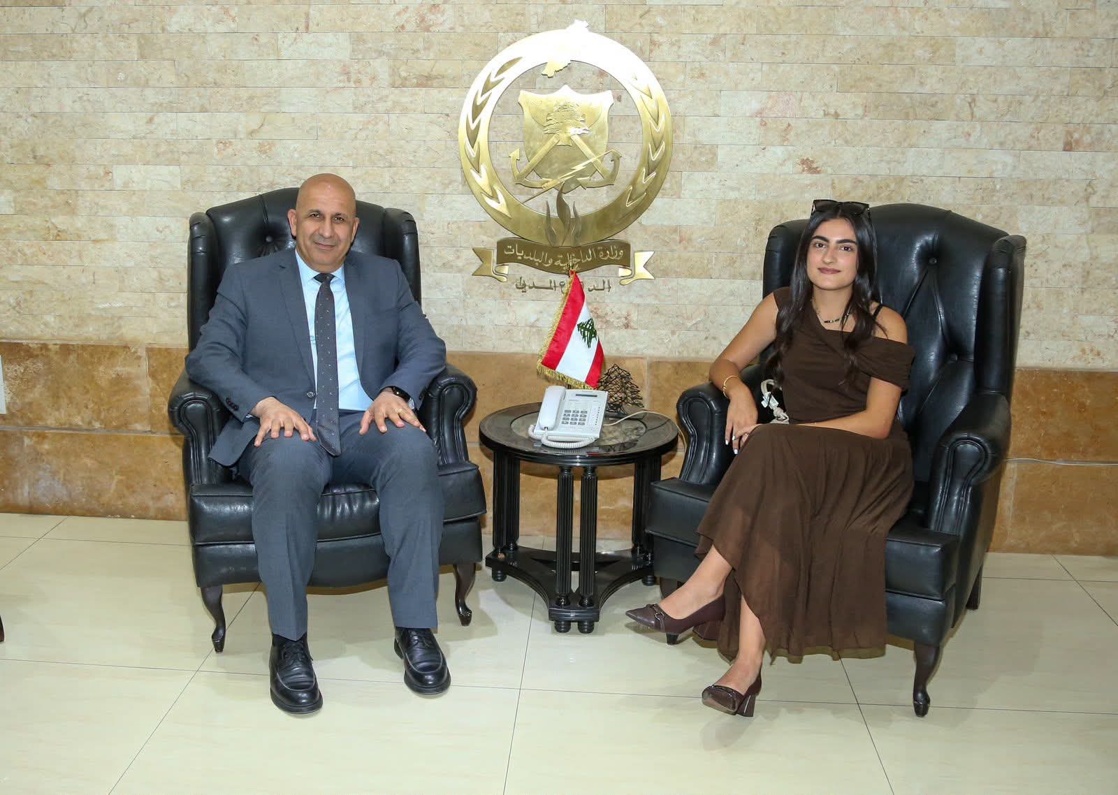 الصحافية أنجي مراد وعدد من الصحافيين يقدّمون هبةً للمديرية العامة للدفاع المدني اللبناني