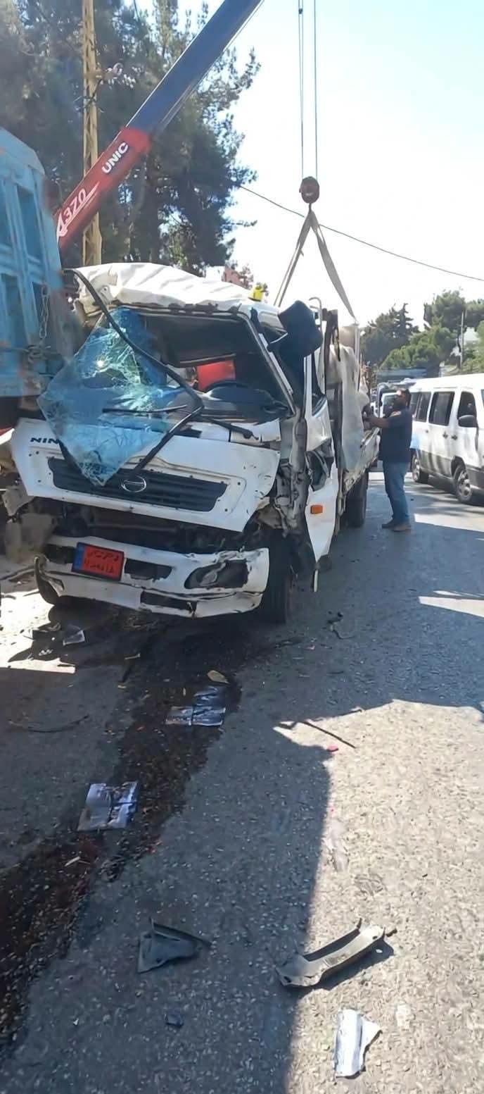 ازدحام مروري كثيف على الطريق الدولية في شتورة إثر حادث بين شاحنة ورافعة