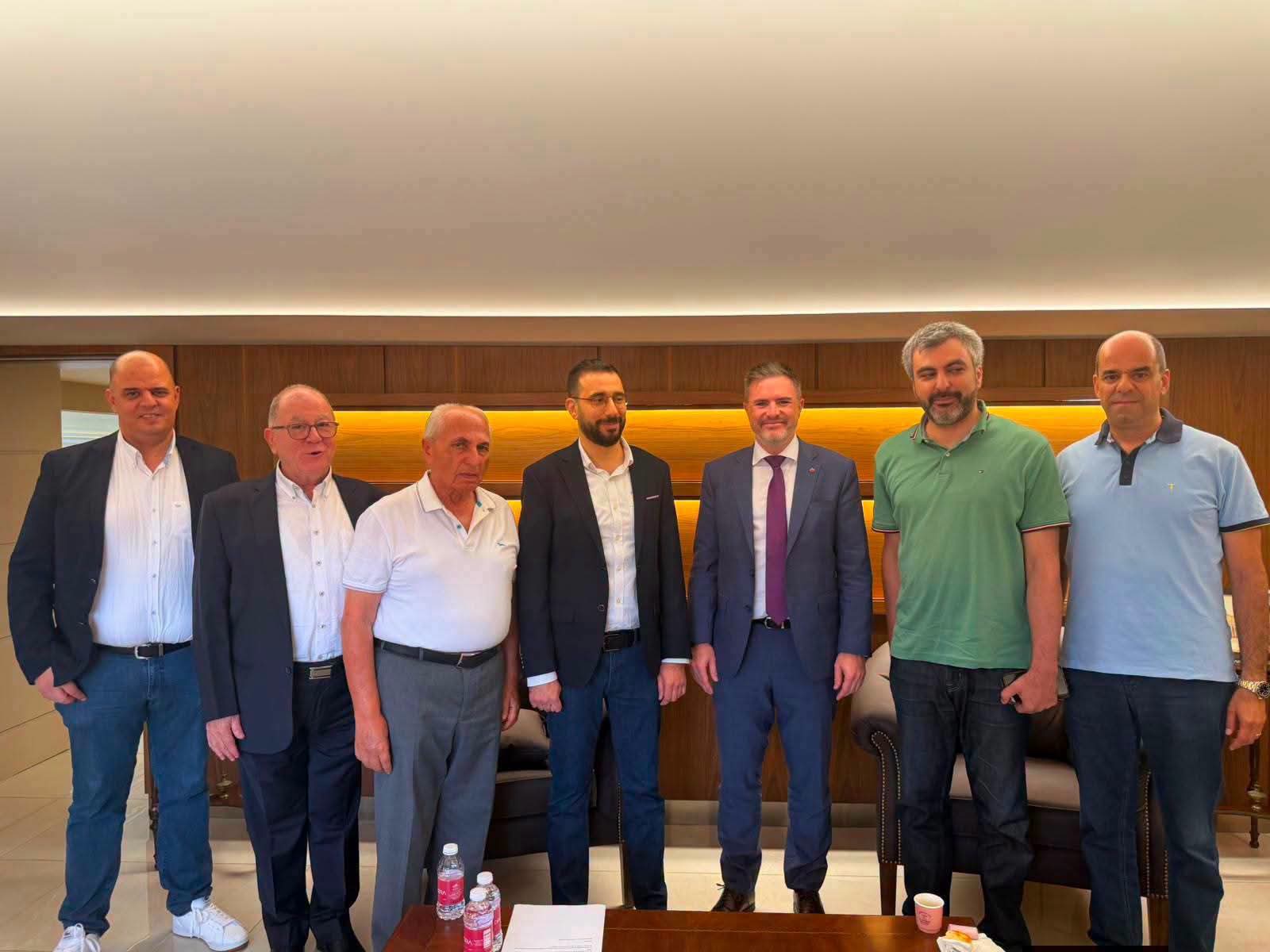 السفير الكندي Gregory Galligan في الأسواق التجارية في زحلة