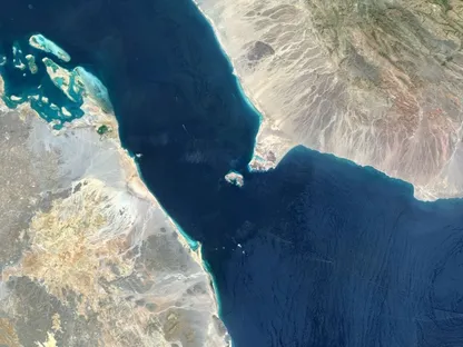 ناقلة تغادر البحر الأحمر متخفية.. وسفن صينية تتجه إلى باب المندب