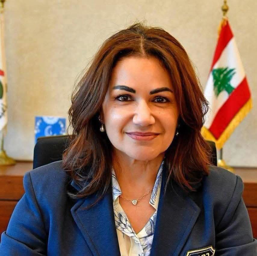 وزير يجري عملية جراحية لوزيرة