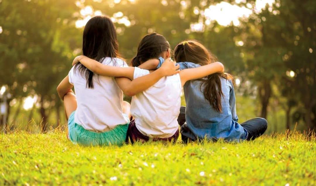 اليوم العالمي للصداقة… من مبادرة تجارية إلى مناسبة تعزز الصحة النفسية