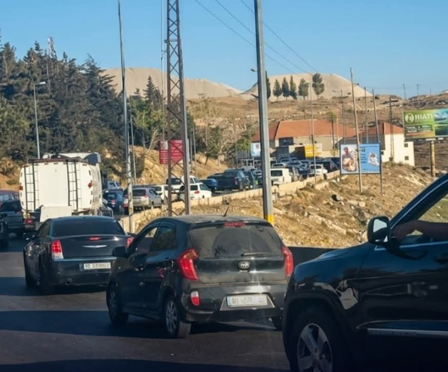 امرأة يُشتبه بتورطها في الاستيلاء على مبلغ 11,435 دولارًا من داخل حقيبة أحد الأشخاص