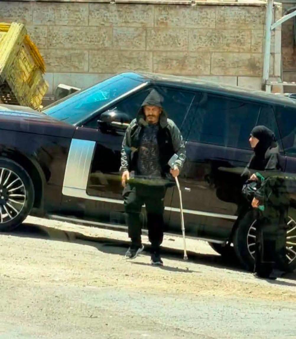 من التسول إلى الرفاهية..رينج روفر فاخر وآيفون ذهبي يثيران الشبهات