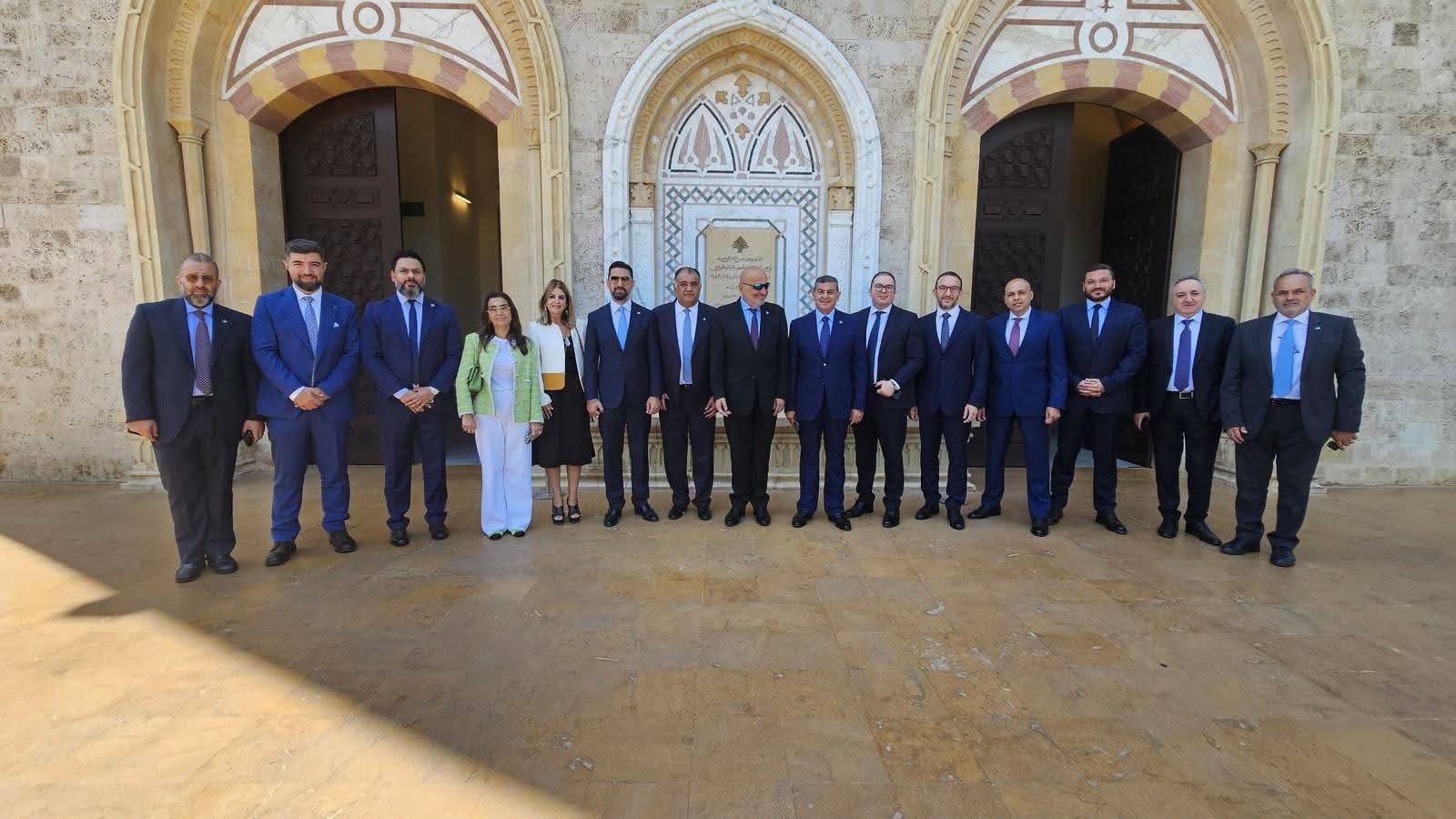 وفد مجلس التنفيذيين اللبنانيين يلتقي رئيس مجلس الوزراء القاضي نواف سلام في السراي الكبير