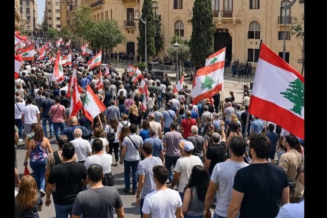 انطلقت مسيرة من ساحة الشــ/ــهداء في وسط بيروت،