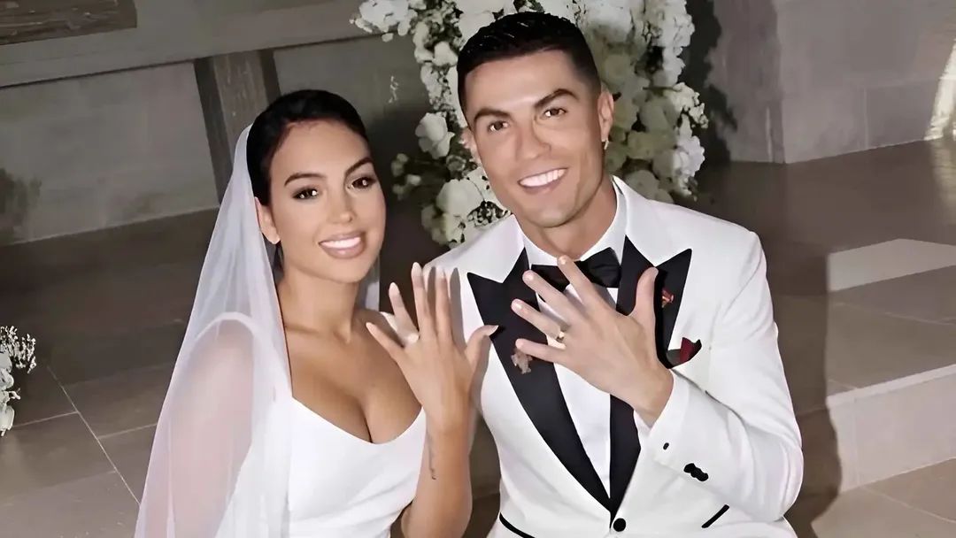 رونالدو وجرجينا يعلنان زواجهما رسمياً بصورة رومانسية