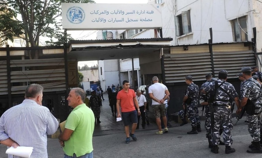 مطلوب بحكم قضائي… ويتابع عمله في “النافعة”!