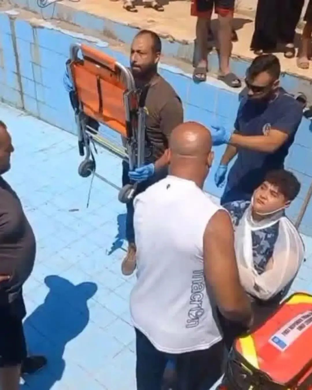 الدفاع المدني ينقذ فتى بعد سقوطه داخل منتجع سياحي في القلمون