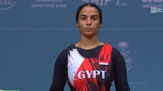 لحظة إغماء لاعبة مصرية أثناء رفع الأثقال مصر